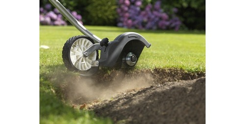 Przy przygotowywaniu terenu pod nowy trawnik można również zastosować krawędziarkę –  urządzenie służące do formowania trawników oraz innych upraw,